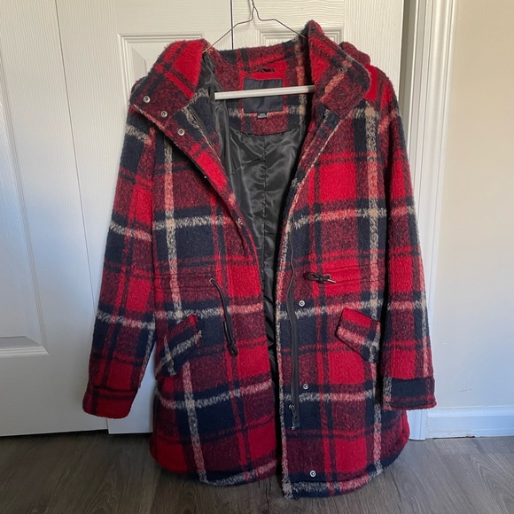 AE Red Coat - Picture 1 of 2